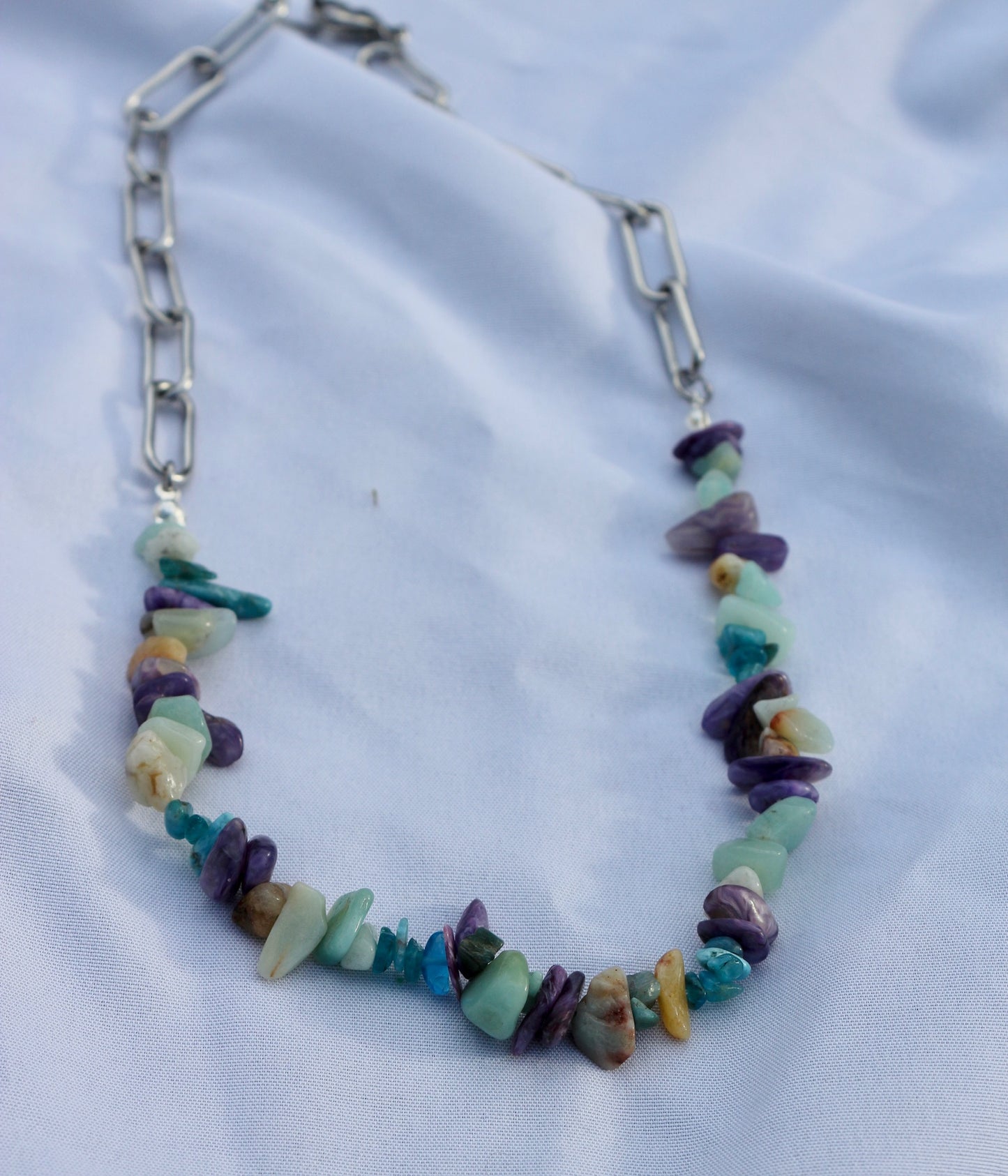 Splitter-Halskette mit Aquamarin, Charoit & blauem Apatit