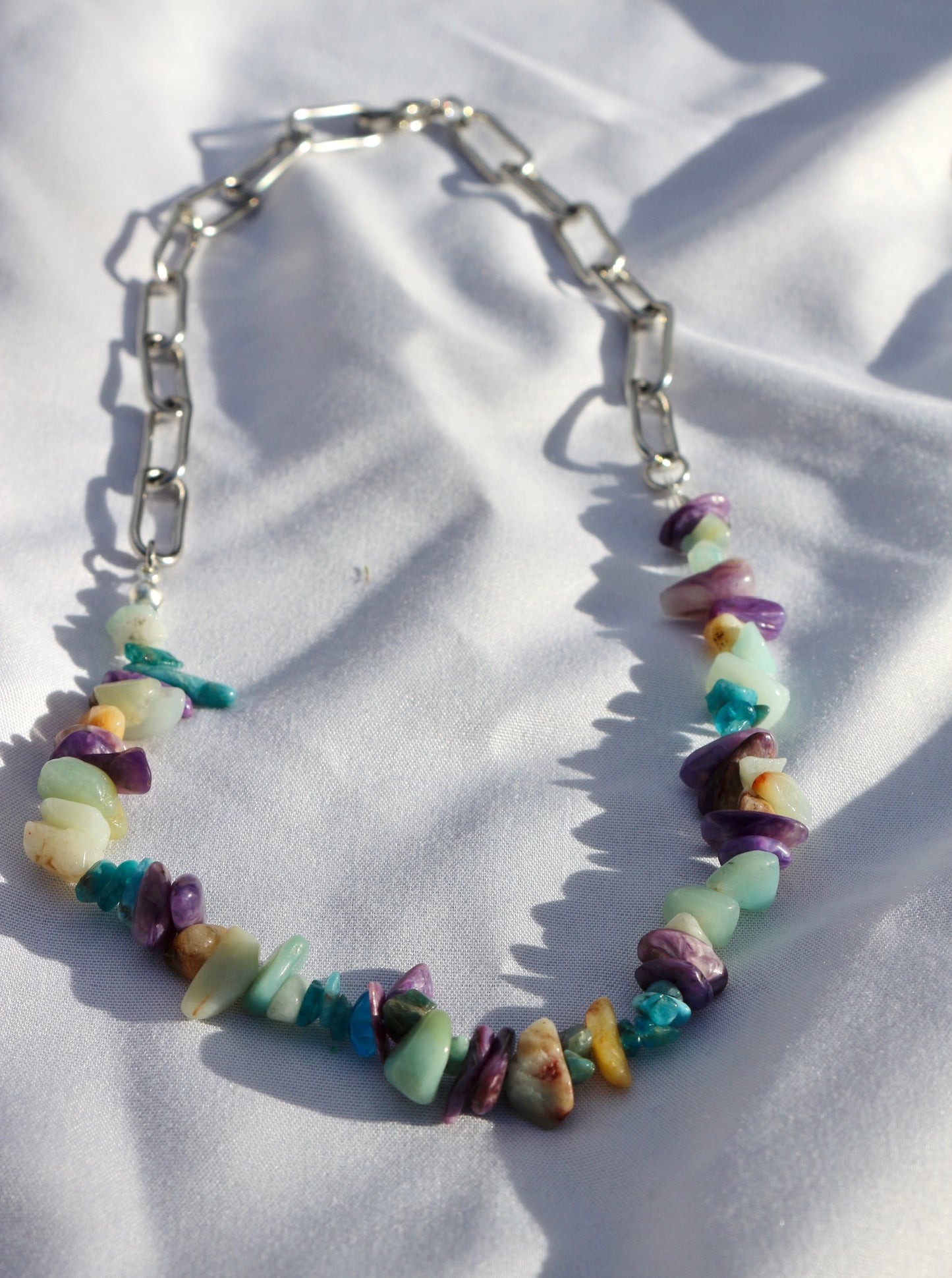 Splitter-Halskette mit Aquamarin, Charoit & blauem Apatit