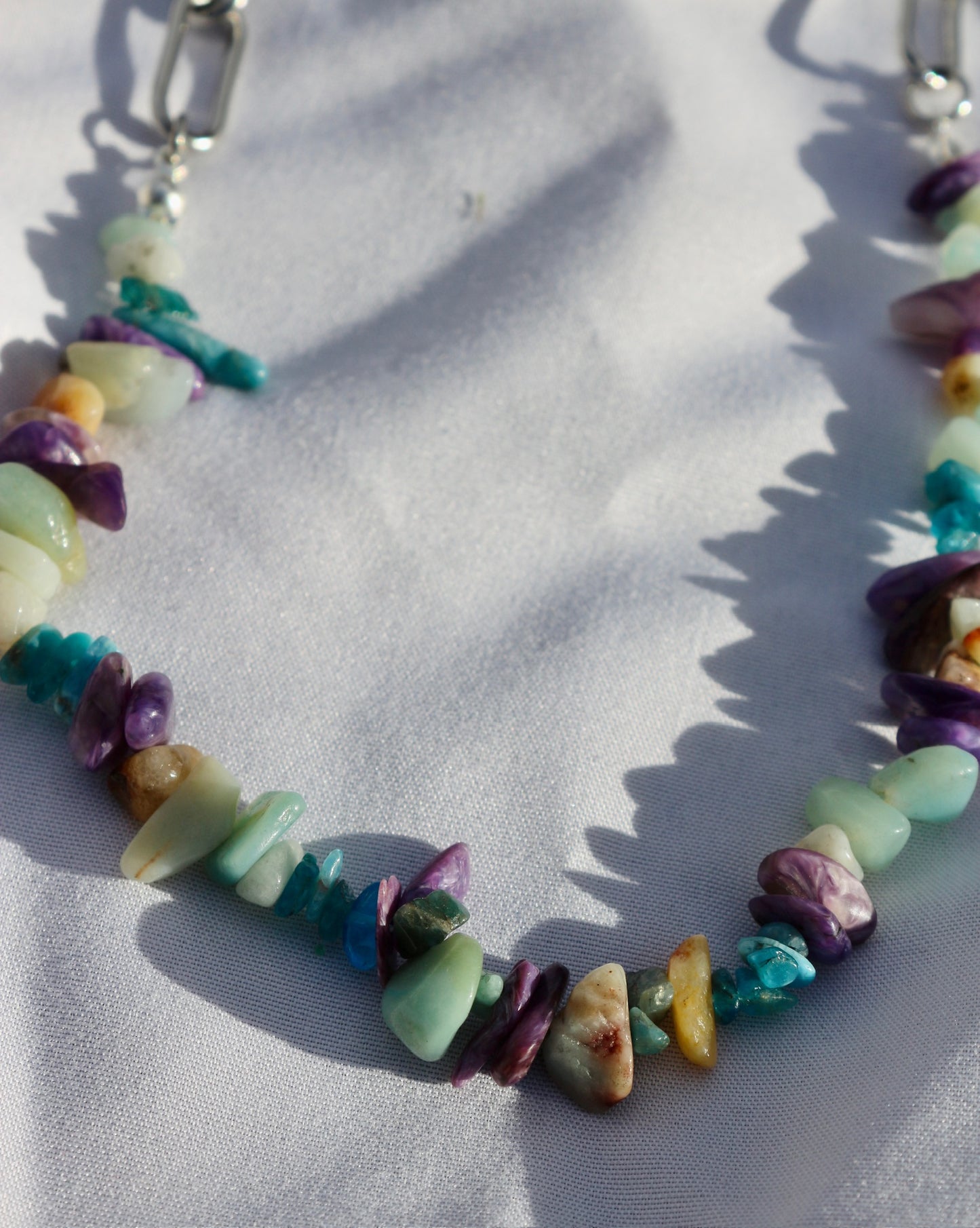 Splitter-Halskette mit Aquamarin, Charoit & blauem Apatit