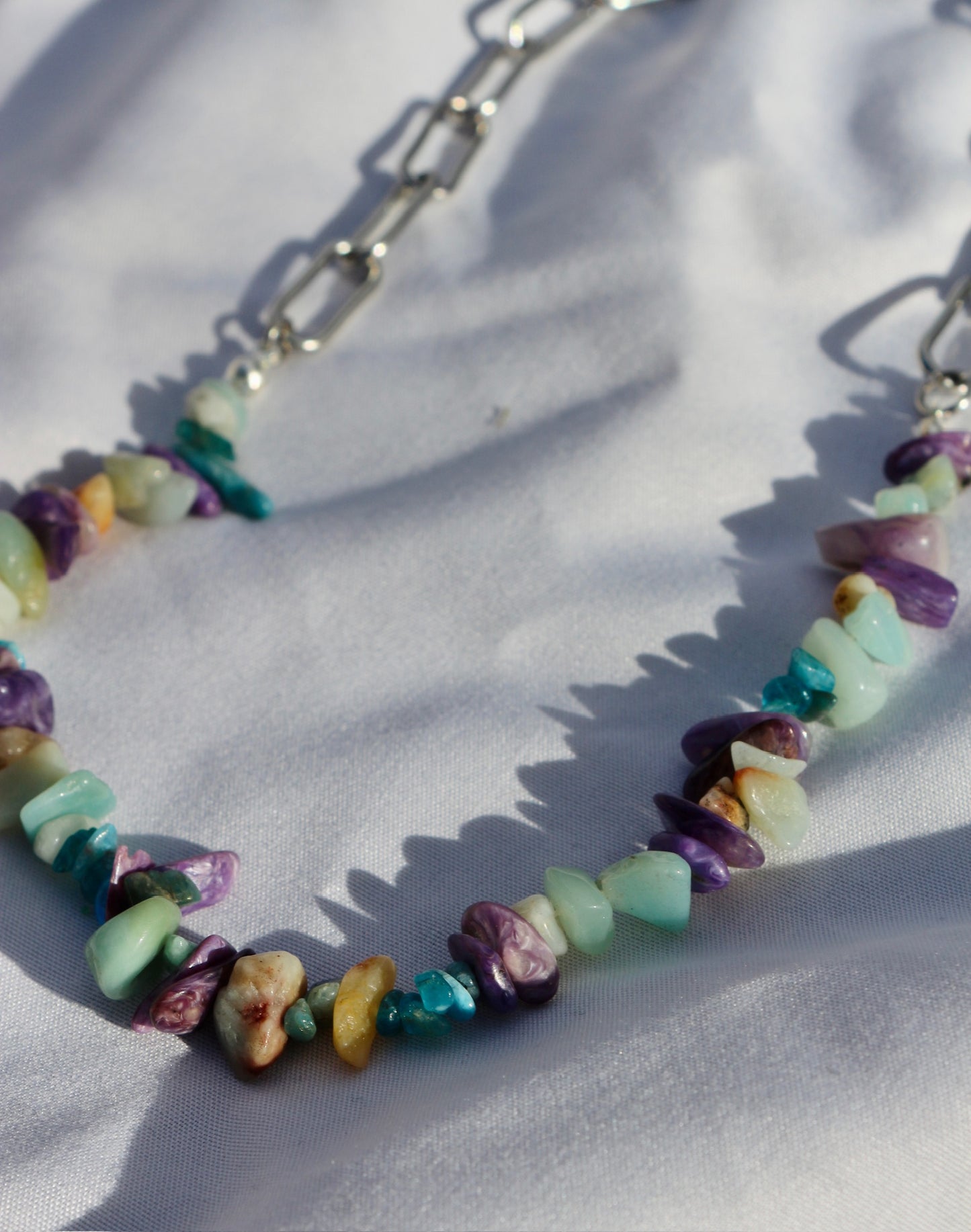 Splitter-Halskette mit Aquamarin, Charoit & blauem Apatit