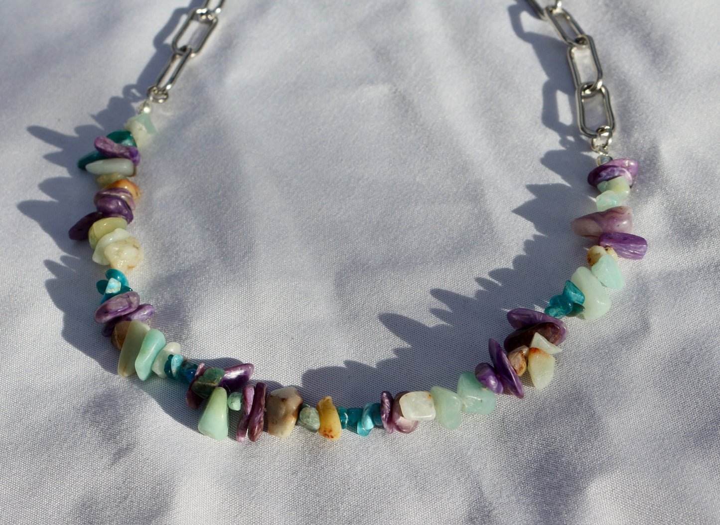 Splitter-Halskette mit Aquamarin, Charoit & blauem Apatit