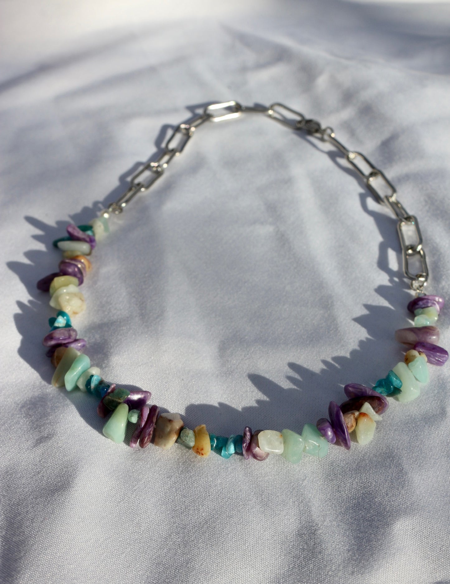 Splitter-Halskette mit Aquamarin, Charoit & blauem Apatit