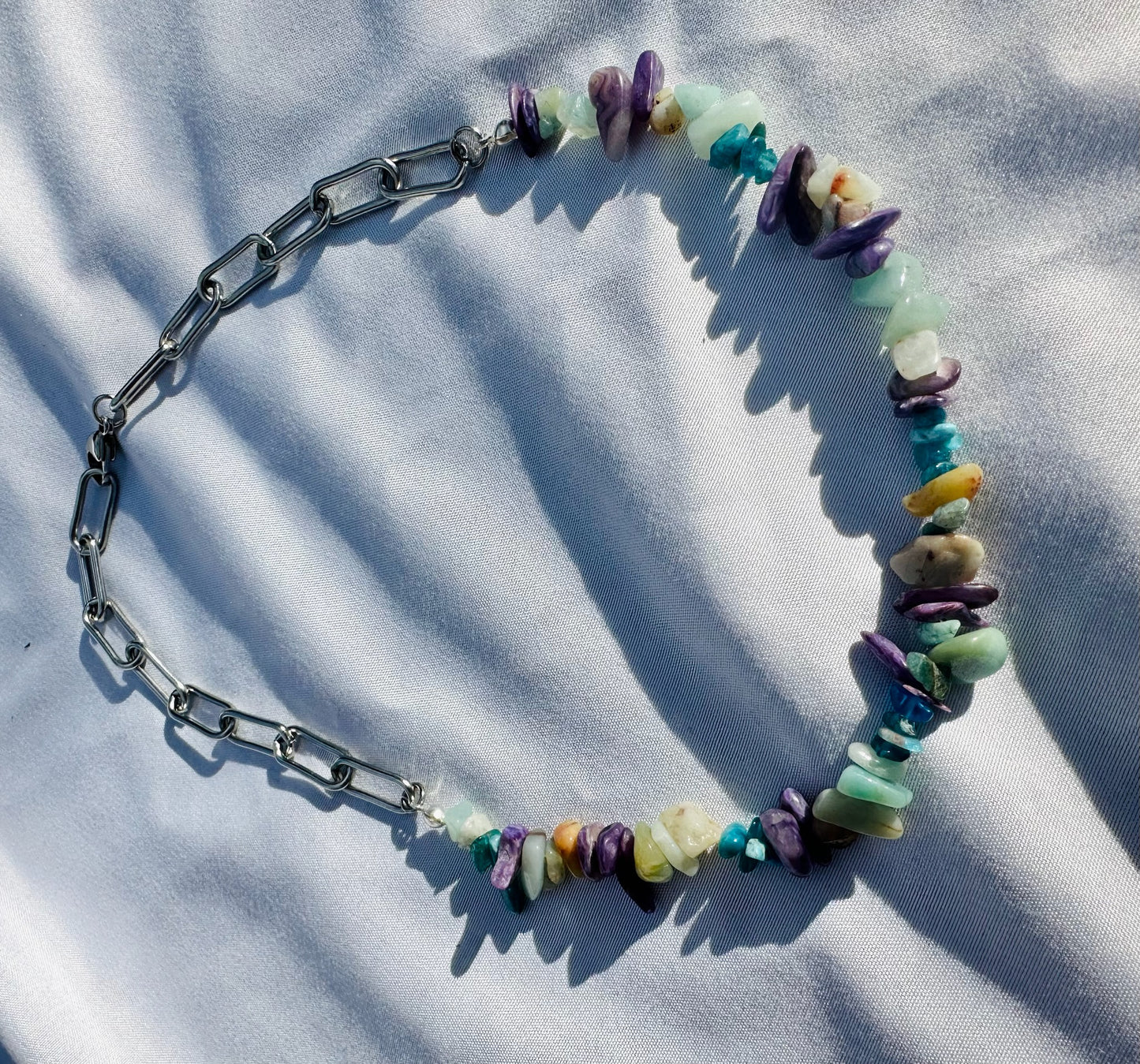 Splitter-Halskette mit Aquamarin, Charoit & blauem Apatit