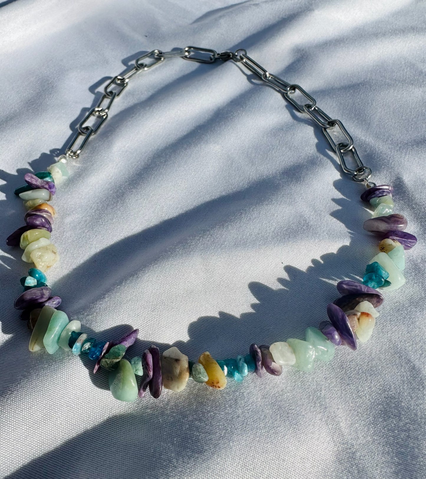 Splitter-Halskette mit Aquamarin, Charoit & blauem Apatit
